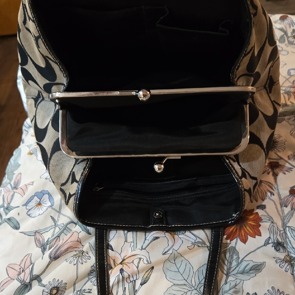 Coach Black and Cream Signature Shoulder Bag with Kisslock - Picture 5 of 10